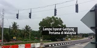 Kemalangan jalan raya ialah peristiwa ngeri yang biasanya m elibatkan perlanggaran dua kenderaan atau lebih di jalan raya atau pun lebuh raya.kemalangan sebegini. Lampu Isyarat Gantung Pertama Malaysia Ada Di Perak