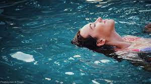 Besprechen sie mit ihrem arzt oder ihrer hebamme, wann der richtige zeitpunkt ist, um beispielsweise mit leichten dehnübungen zu beginnen. Schwimmen In Der Schwangerschaft Tipps Und Tricks