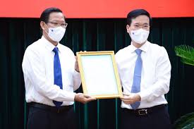 Đồng chí võ văn thưởng, ủy viên bộ chính trị, thường trực ban bí thư trao quyết định cho đồng chí phan văn mãi. 23qz1rotqo Xbm