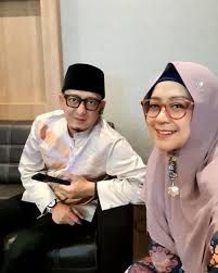 Facebook gives people the power to share and. Sempat Cerai 2 Tahun 10 Kemesraan Ustaz Zacky Mirza Dan Shinta Tanjung