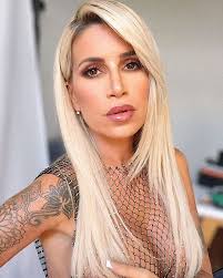 Años después, realizó su primera participación importante en televisión, con 17 años, en 1992, integrando el selecto elenco de la miniserie son de diez, por canal 13. Bikini Blanca Y Diminuta El Look En La Pileta De Florencia Pena