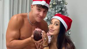 Popular  Modelo niega que su camionetaza sea regalo del exvice de Salud