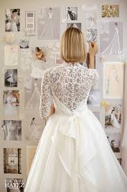 Leggerissimi capi di raso seta con spalline sottili e tagli di sbieco, pronti per mostrare le curve con grazia e femminilità. Collezione Abiti Da Sposa 2021 Autentica Made In Italy Couture Hayez