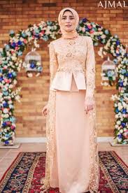 17 setelan kondangan perempuan perpaduan tradisional namun tampak modern dans media. 30 Model Baju Pesta Brokat Modern Terbaru 2020