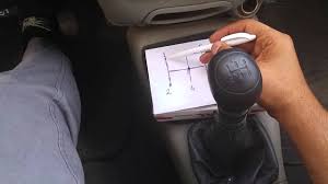 Bir arabayı ilk defa çalıştırmak özellikle de araba kullanmayı yeni öğreniyorsan zor olabilir. Araba Nasil Kaldirilir Debriyaj Gaz Iliskisi Youtube