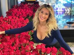 Italian flora vi suggerisce svariati mazzi di fiori con consegna a domicilio in tutto il mondo, cui omaggiare i vostri cari. Diletta Leotta Riceve Mille Rose Rosse Da Un Ammiratore Segreto Lei E Legata A Daniele Scardina