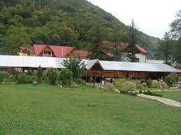 Orasul este asezat pe raul slanic, la poalele muntilor nemira situat la o distanta de 84 km de municipiul bacau. Pensiunea Montana Din Slanic Moldova Romania0 Oferte Disponibile