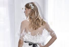 Se hai trovato il tuo vestito da sposa, è arrivato il momento di pensare ai tuoi capelli! Acconciature Sposa 2018 2019 Capelli Sciolti O Legati Per Matrimonio Giorno E Sera