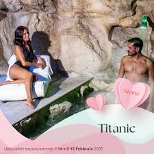 Titanic Stone – Percorso benessere di coppia in Spa Stone da 2 ore +  massaggio da 30 minuti con spiedini di frutta e calici di  proseccoLingresso include: Grotta aromaterapica con applicazioni di