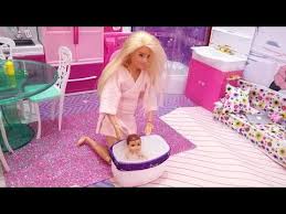 العاب باربي الدمية باربي وروتين الصباح مع البيبي استحمام البيبي مع باربي غرفة باربي الوردي Youtube Barbie Dolls Barbie Barbie And Ken