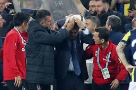 Şenol güneş'in kafasına atılan şenol güneş'i̇n kafası yarıldı hemen hastaneye kaldırıldı kafasına deyen yabancı cisim bu. Dev Derbi Tatil Edildi Senol Gunes In Kafasi Yarildi Haberler Spor