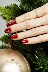 Serviettes, assiettes, nappe et petits accessoires se parent de la couleur rouge bien sur. Ongle Deco Noel Un Complement Obligatoire Pour Un Look Parfait