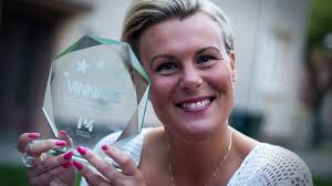 Johan grattar Vinnar-Clara