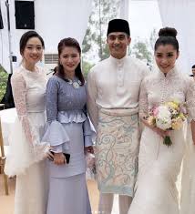 While everyone else squeezes their way into the venue, she effortlessly flew in on a helicopter. Malaysian Heiress Chryseis Tan Weds Fiance Faliq Nasimuddin Asiaone