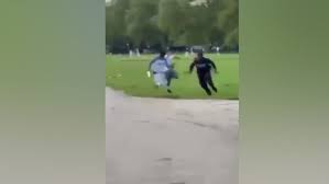 A woman filming the attack screams and swears: Qhlnn Y7pr5dcm