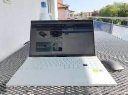 The samsung galaxy book ion brings the brilliance and innovation of qled to the world of pcs. Premium Notebooks Furs Homeoffice Was Konnen Laptops Von Microsoft Und Samsung Im Alltag
