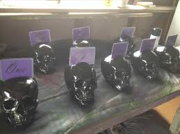 Unique And Amazing 10 Skull Wedding Centerpieces Ideas For Your Wedding Breakpr Horror Wedding Skull Wedding Biker Wedding