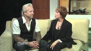 Pat benatar es conocida por su actitud dura, habiendo grabado un número significativo de canciones con metáforas de batallas (como invincible, hit me with your pat benatar todavía compone y sale de gira junto con su marido, también se ha convertido en portavoz comercial de la compañía energizer. Pat Benatar And Neil Giraldo Interview Youtube