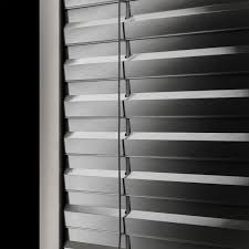 Nach der testphase wurde das material noch einmal gründlich überarbeitet, wobei zahlreiche erfahrungen der. Dicht Schliessende Raffstore Aus Aluminium Sonnenschutz Produkte Baunetz Wissen