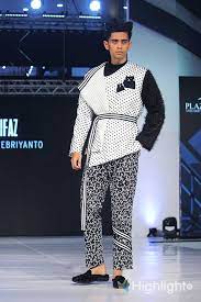 Baju batik bersama dengan motif ini menggambarkan seperti benda tajam yang telah tidak boleh di fungsikan kembali, motif ini lumayan tenar di indonesia dan hampir setiap orang pernah memilikinya. Ragam Desain Pakaian Pria Yang Unik Di Jogja Fashion Festival 2019 Highlight Id