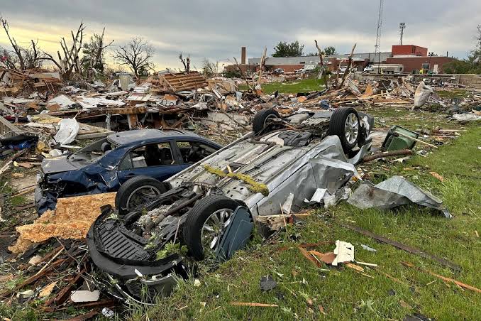 Un tornado arrasa un pueblo en Estados Unidos: el momento en que derriba molinos de casi 100 metros de altura