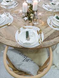 Weisses Geschirr Kombiniert Mit Goldenem Besteck Sorgt Fur Eine Festliche Atmosphare Beim Gemeinsamen Essen Geschirr Weiss Weihnachtsdeko Weihnachtsdeko Ideen