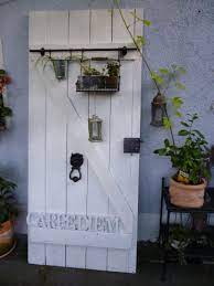 Gartendeko selber machen 10 upcycling ideen die geld sparen. Holztur Holztur Alte Tur Holzhutte Garten