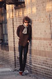 A beautiful blonde stepped onto the stage. Bob Dylan By Jerry Schatzberg Blonde On Blonde Cover Photographie Photographie De Mode Bob Dylan