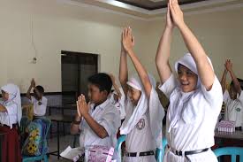 Anak tidak hanya duduk tenang mendengarkan ceramah gurunya. Inilah 9 Cara Belajar Anak Sd Yang Efektif Educenter