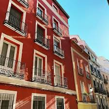 Calles Casas Y Colores Del Centro De Madrid Malasana En Mi Corazon In 2020 Building Structures Multi Story Building