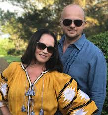 Открыть страницу «sofia rotaru / софия ротару» на facebook. Kak Zhivet Legendarnaya Pevica Sofiya Rotaru I Chem Zanimaetsya Na Pensii