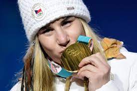 26letá lyžařská královna také ukázala, jak má vypadat správný tah na bránu. Ester Ledecka Winter Sports Double Champion Cnn Video