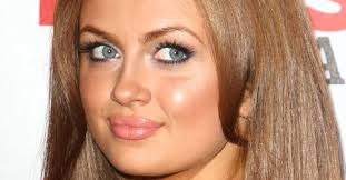 Met maisie Smith yesterday. Don't ask I'm not smiling properly haha. I only  found I was not smiling properly when I look at it back. But tbh she was in  a rush.