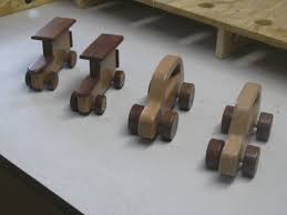 Wie kann man holzspielzeug selber bauen? Holzautos Fur Kleinkinder Bauanleitung Zum Selber Bauen Holzspielzeug Selber Bauen Intarsia Holzbearbeitung Holz