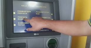 Pemeriksaan sejarah urus niaga akaun maybank mungkin diperlukan apabila anda ingin tahu apa sahaja transaksi yang telah dibuat sama ada pengeluaran tunai di atm, pembayaran menggunakan. Cara Dapatkan Penyata Akaun Bank Di Mesin Atm Dengan Mudah Yang Ramai Tak Tahu Edu Bestari