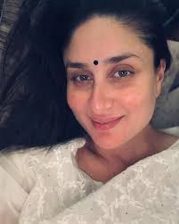 Video ini membahas manfaat air mawar untuk wajah. Rahasia Kulit Glowing Kareena Kapoor Di Kehamilan Kedua
