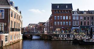 The feeling of immersing oneself in a brand's world is what keeps customers coming back, time after time. Stadtbummel Durch Leiden