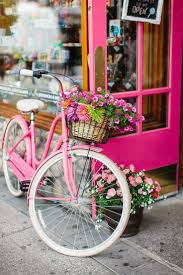 Ein Rosa Cruiser Fahrrad Mit Blumen Vor Einem Susswarenladen Laden Sie Dieses Hochauflosende Blumen Flowers Photography Wallpaper Pink Bicycle Pink Bike