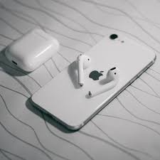 With airpods 2, apple is building on the success of the original by fixing some common gripes and adding new features to it. Airpods 2 Pictures Download Free Images On Unsplash