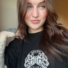 Carly Squires's Instagram, Twitter & Facebook