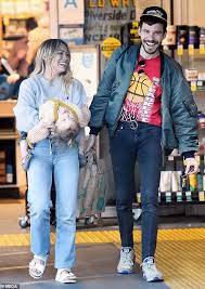 Everyone bored af right now i know.but this is actually disgusting. Hilary Duff Looks Every Inch The Doting Mother As She Carries Daughter Banks Daily Mail Online