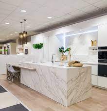 moderne witte keuken in marmer dsm keukens cuisine moderne cuisine moderne blanche cuisine contemporaine