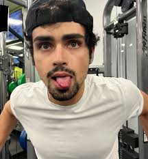 Chest focused upper body day. Same movements, just more reps and/or weight.  #fitness #gym #workout #chest #chestworkout #life #vlog #selfie #model  #happy