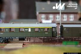 Gigantyczna, kolejowa makieta stanęła w muzeum w Jaworzynie Śląskiej.  Wszystko działa na niej, jak w prawdziwym świecie