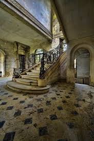 Un Vieil Escalier Dans Une Maison Abandonnee En France Abandoned House Maison Abandonnee Vieux Manoirs