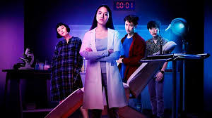 A maior parte do elenco do filme gravou seus diálogos remotamente, para que o trabalho fosse concluído a tempo. Critica Deep 2021 Netflix Feededigno