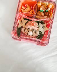 Super Mario Bento Theme Keia's class will soon end and I can't believe I  was able to survive creating bento for her the whole of her grade 1! I  think some of