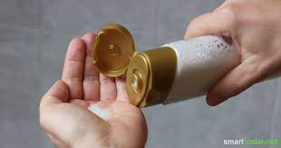 Hier stellen wir ein ganz einfaches grundrezept für ein selbstgemachtes shampoo in fester form vor. Bio Pflegeshampoo Mit Kokosmilch In 60 Sekunden Selber Machen