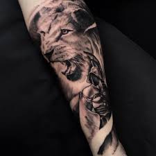 Kolekce vzorů tetování lva na zadní straně a vysvětlení významu tetování lva. Charakter Vs Pismo Mad Ram Tattoo