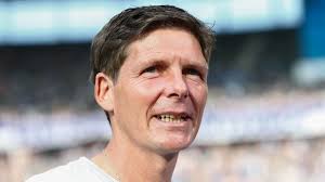 Bemerkenswert offen bekundete der trainer bei ‚sky': Oliver Glasner Spricht Uber Psychothriller Und Seine Zweite Familie Kicker Meets Dazn Folge 7 Mit Dem Trainer Des Vfl Wolfsburg Kicker